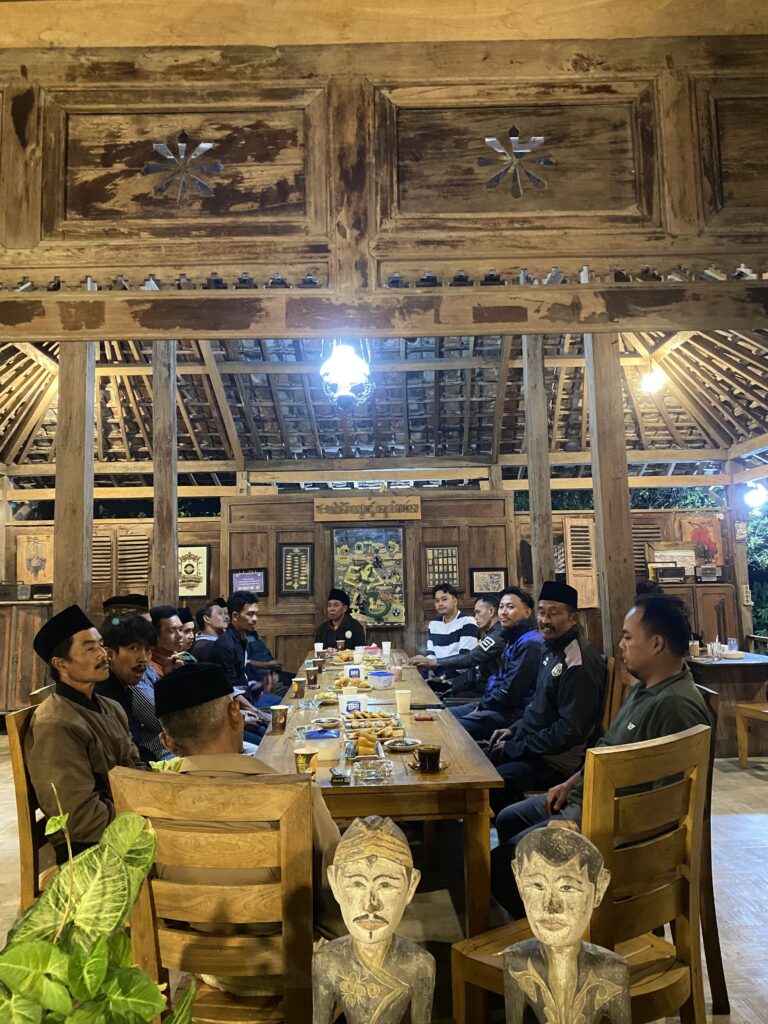 Dosen UMM Dorong Penguatan Kelembagaan Tani Hutan melalui Diskusi Strategis dalam Program Transformasi Digital Branding Kopi Endemik di Desa Tlekung